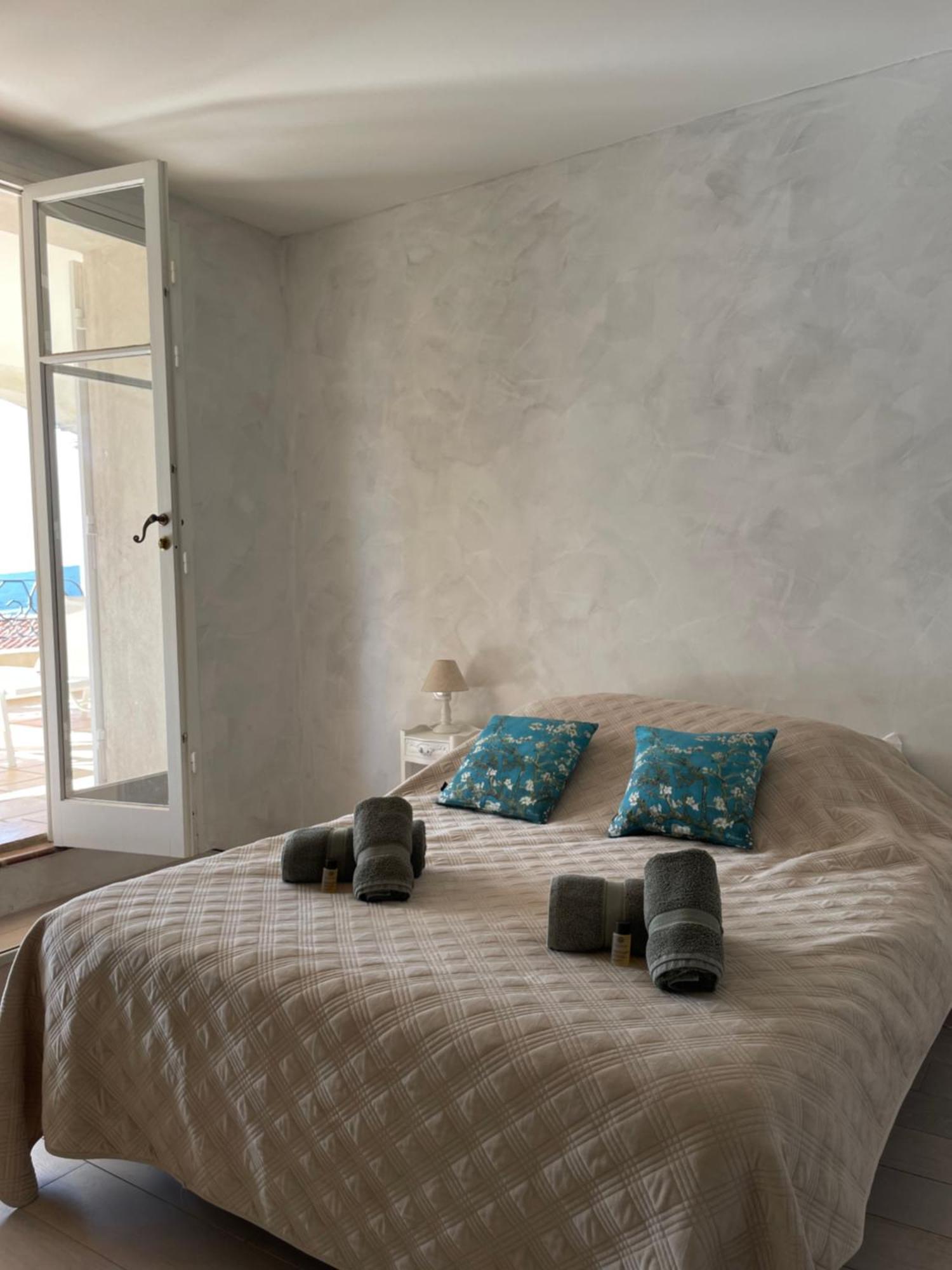 Le Chateau Des Costes Le Castellet  Exterior photo
